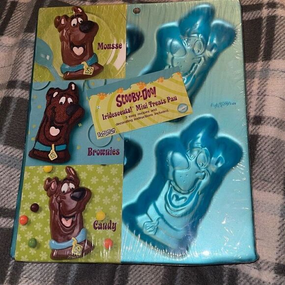 Wilton Cartoon Network Scooby-Doo Mini Treats Pan Baking and Candy Cake Molds Je - Picture 6 of 9